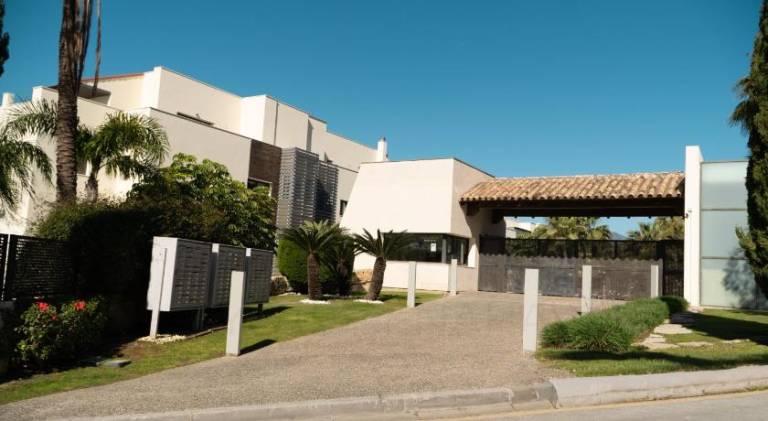 Luxury 2BR Apartment near Marbella & Puerto Banus Pool, Padel, Parking — photo 4