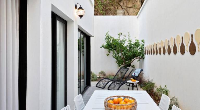 Rental apartment with yard & patio — photo 5