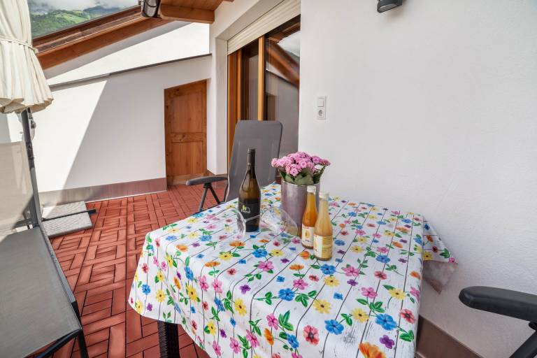 Rental apartment with patio & yard | Mountain view — photo 4