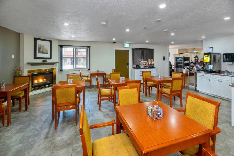 Econo Lodge Inn & Suites — photo 2