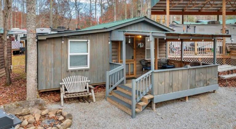 1BR Cabin in the Smokies Close to Gatlinburg in Gatlinburg, TN