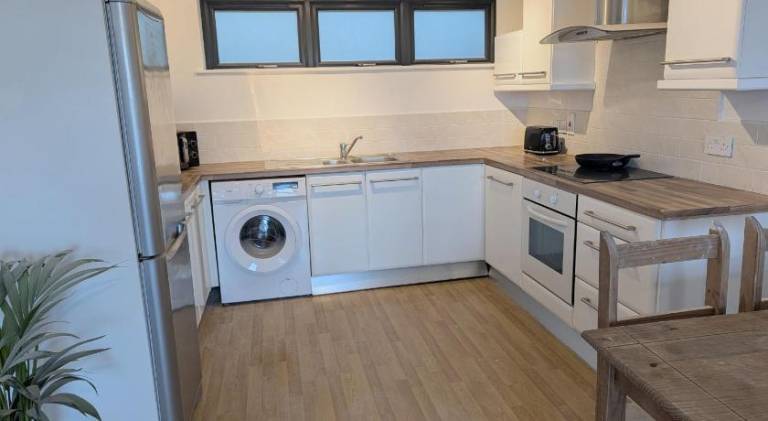 2-Min Walk to Belfast Centre - Bright Spacious with Views - Free Secure Parking — photo 4