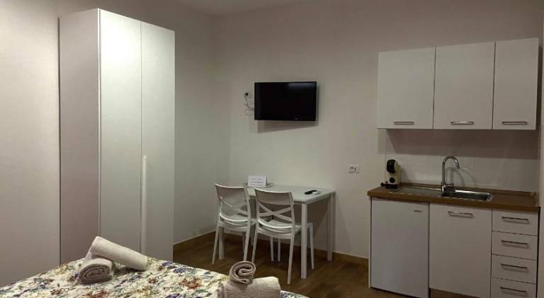 Lovely rental apartment with yard | Pet-friendly — photo 2