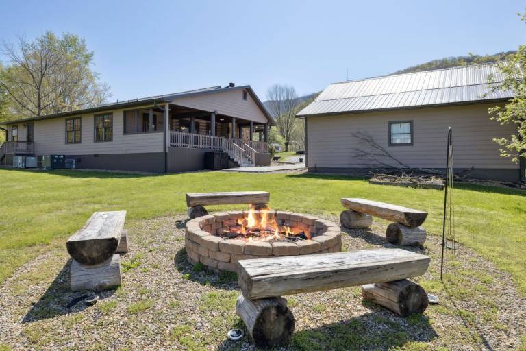 Log Haven – Cozy Wears Valley Cabin with Hot Tub, Game Room, and Flat Yard for Dogs and Kids — photo 4