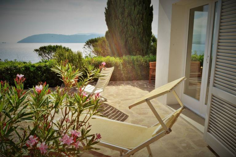 Villa with barbeque & yard — photo 3