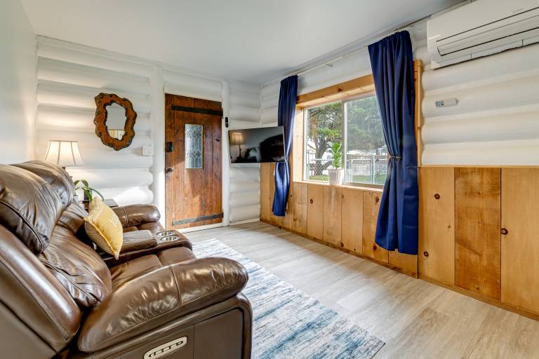 Unique Dog-Friendly Log Cabin: Short Walk to Ocean — photo 4