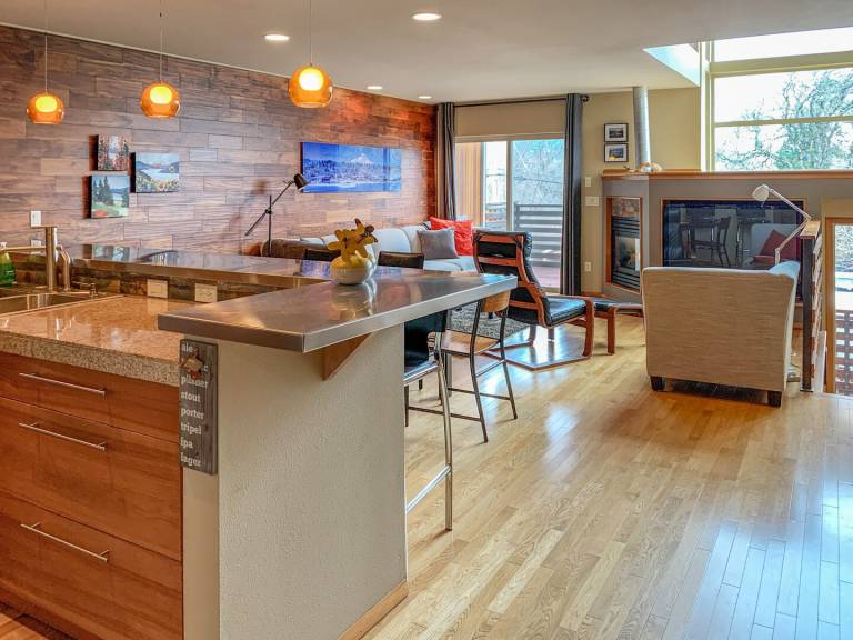Sophisticated Urban Loft Townhouse with BBQ on the Deck — photo 4