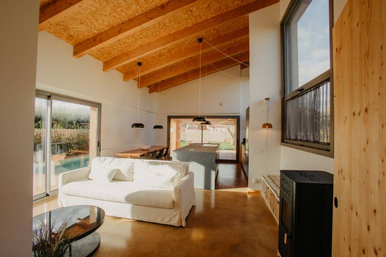 Children-friendly vacation home with yard, BBQ & private pool | Pool view | Pets allowed — photo 4