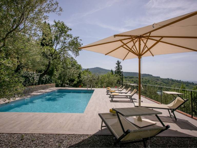 Vacation home with private pool, BBQ & yard — photo 4