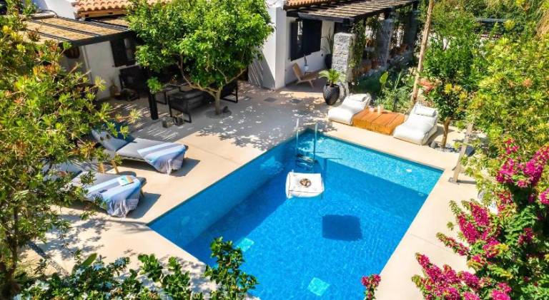 HALO Ligaria Suite 100m next to the beach with private pool in Heraklion