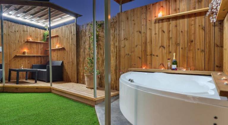 Beautiful house with patio, jacuzzi & yard | Pet-friendly — photo 3
