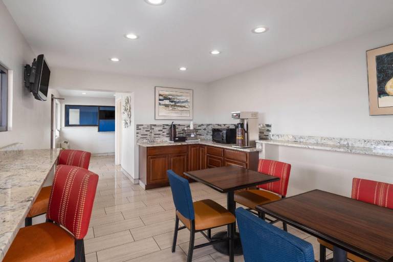 Travelodge by Wyndham Albuquerque West — photo 5