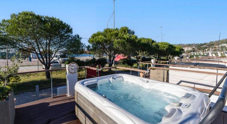 Rental apartment with jacuzzi & pool — photo 5