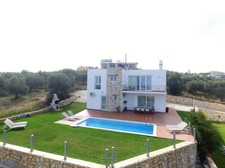 Child-friendly villa with yard, fast internet & terrace | Mountain view | Pet-friendly in Chania