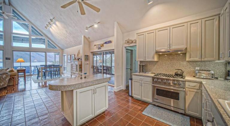 Charming vacation home with hot tub | Pets allowed — photo 5