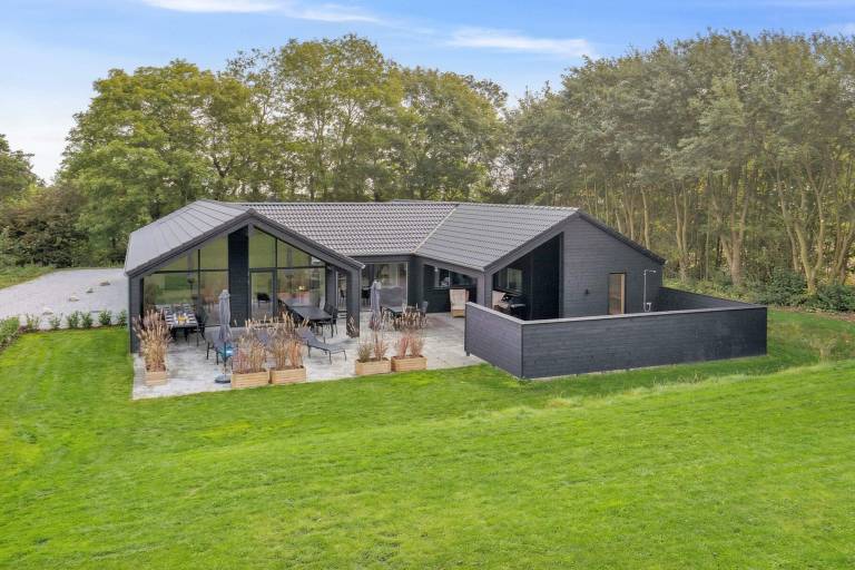 Vacation home with yard, sauna & pool in Sønderborg