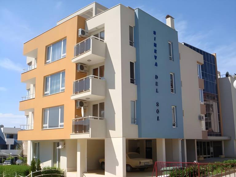Nice serviced apartment with pool, terrace & yard | Next to the beach | Good for workation | Pet-friendly in Sveti Vlas