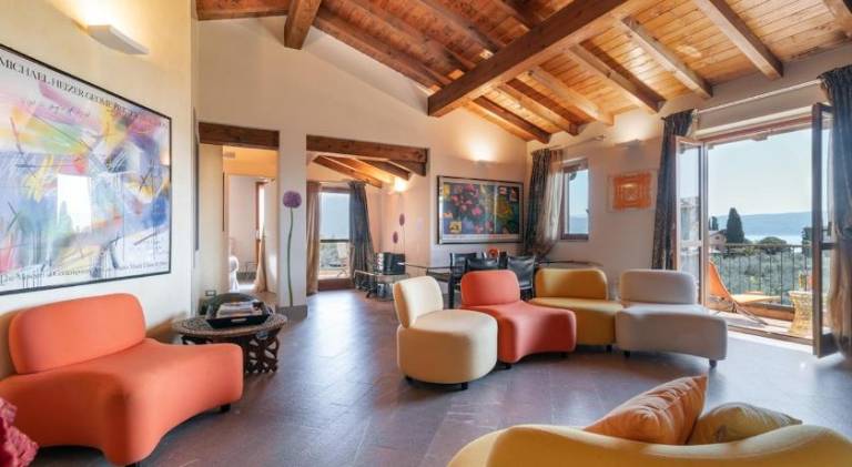 Apartment with pool | Next to the beach | Pets are welcome in Gardone Riviera