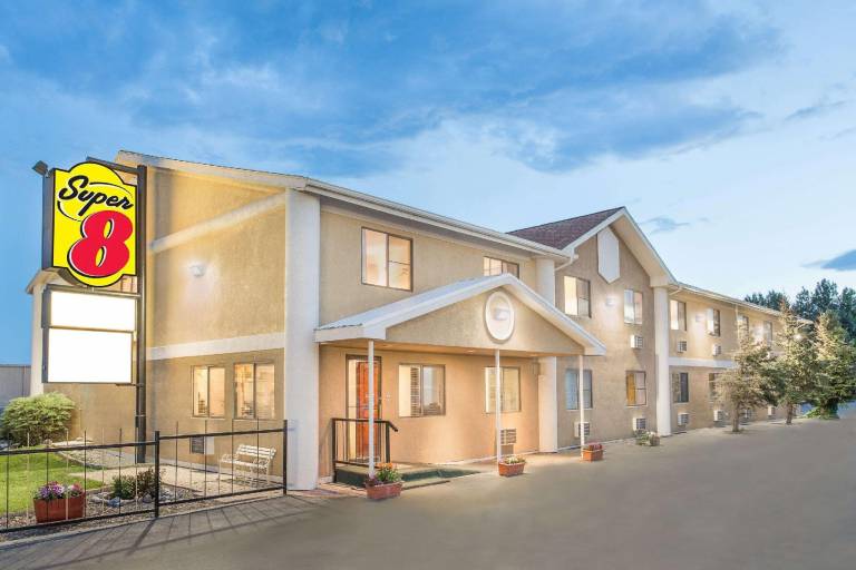 Super 8 By Wyndham Riverton