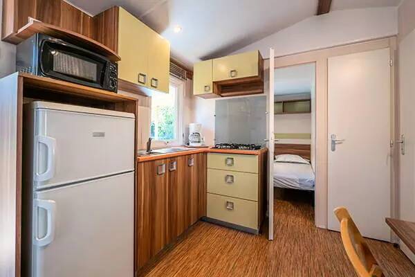 Campsite Les Catalpas de Royan - Mobile home Classic 2 bdr. 4 pers. Covered Decking — photo 3