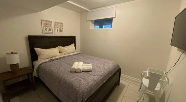Yorkmills and Bayview C Cozy & Stylish Private Bdr with Shared Bathroom