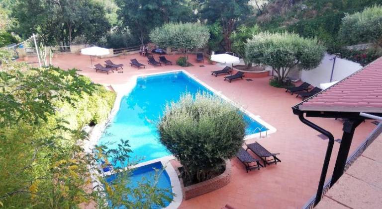 Serviced apartment with pool, BBQ & yard — photo 4