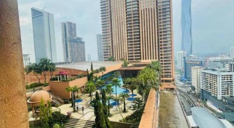 Charming serviced apartment with BBQ, pool & yard | Close to Jalan Alor | Pets allowed — photo 4