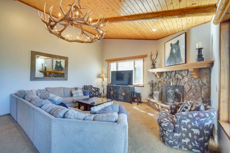 Big Bear Lake Cabin w/ Hot Tub & Gas Fire Pit! — photo 4