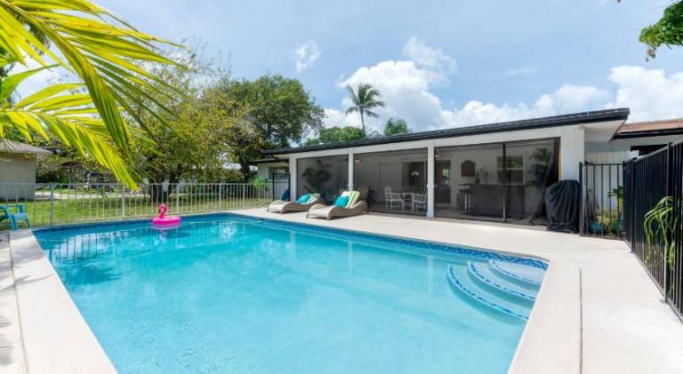 Apartment with pool in Palm Beach Gardens, FL