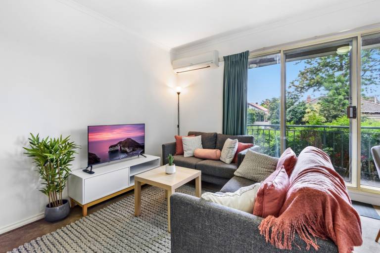 Chic 2 Bed Apartment near Albert Park