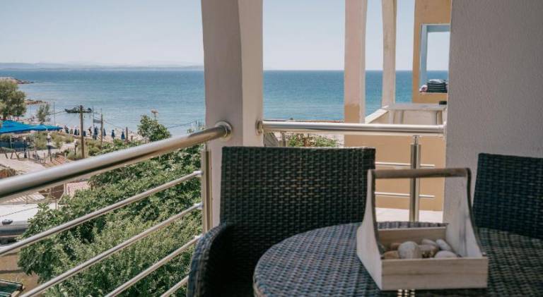 Rental apartment with patio in Chios