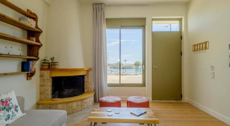 Rental apartment with yard & patio in Kalamata