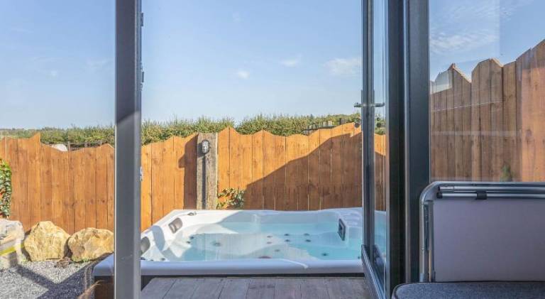 House with garden, terrace & jacuzzi — photo 4
