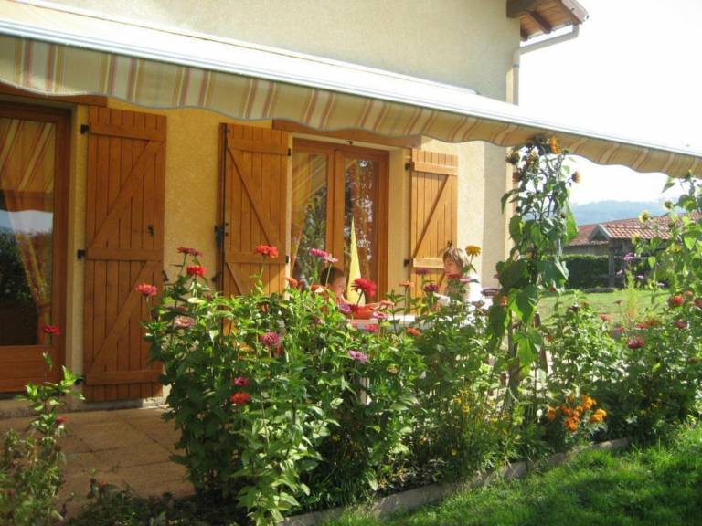 Cozy rental with garden, fireplace, and pet-friendly near Roanne — photo 2