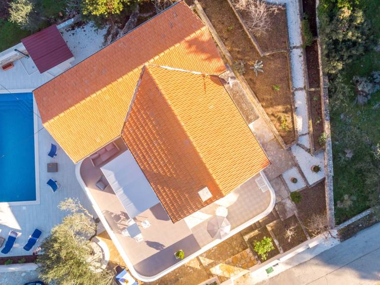 Vacation home with private pool, yard & barbeque — photo 5