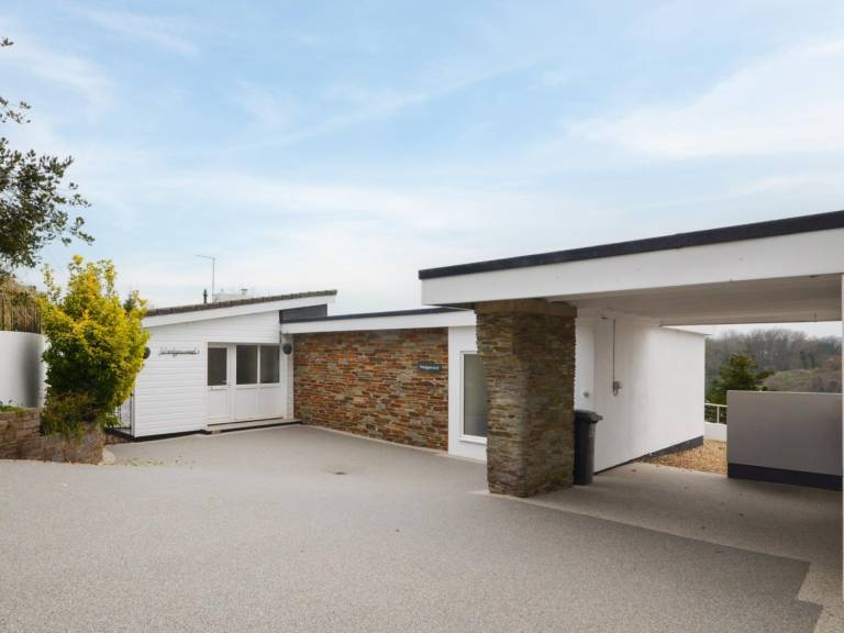 House with terrace & yard — photo 3