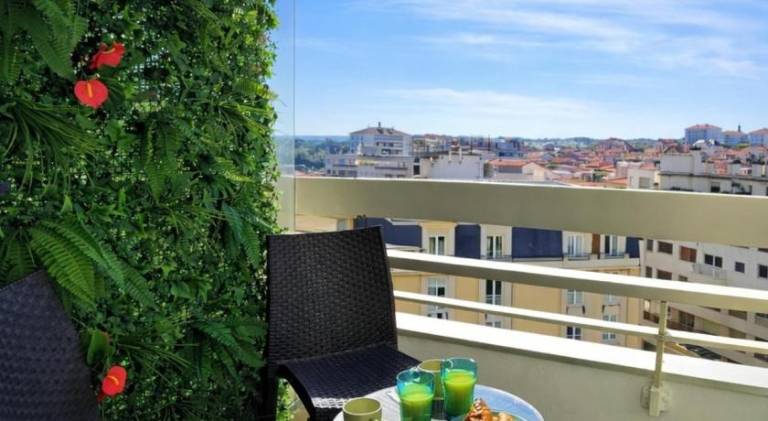 Rental apartment with terrace & pool in Biarritz