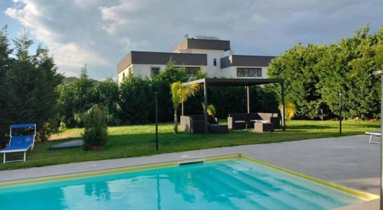 Beautiful serviced apartment with terrace, pool & garden | Pets allowed — photo 5