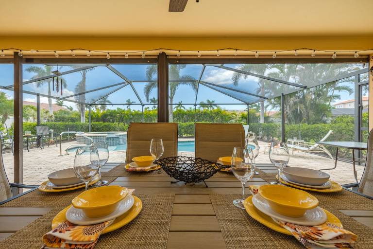 Yacht Club - Walk to Beach, Restaurant/Bar! Heated Saltwater Pool - Villa Beachside Bliss - Roelens — photo 4