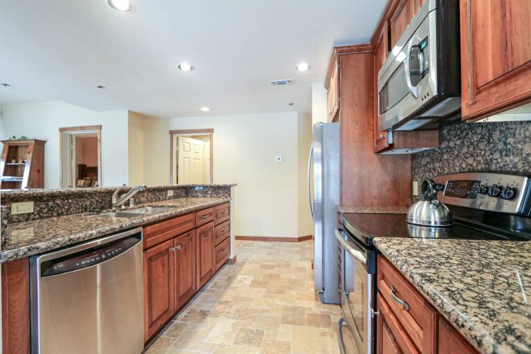 Silver Bear 22 Pet-Friendly, Cozy, Underground Parking, Walk to Canyon Lodge — photo 2