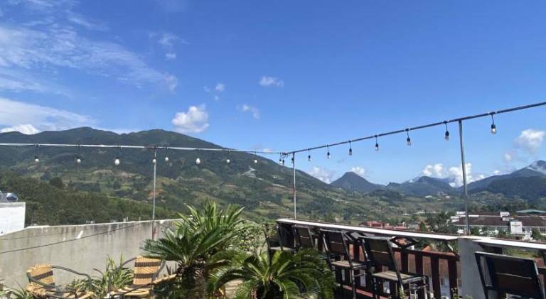 Beautiful serviced apartment with yard, barbeque & patio | Suitable for remote work | Dogs allowed — photo 2