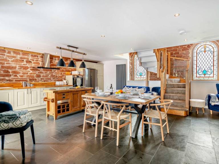 Cottage with jacuzzi, yard & barbeque in Carlisle