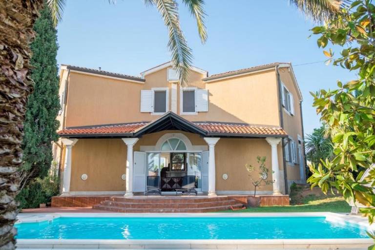 Villa with garden, barbeque & patio | Sea view — photo 2