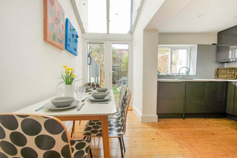 Vacation home with yard | Next to British Airways i360 | Next to the beach | Suitable for remote work | Pet-friendly — photo 3