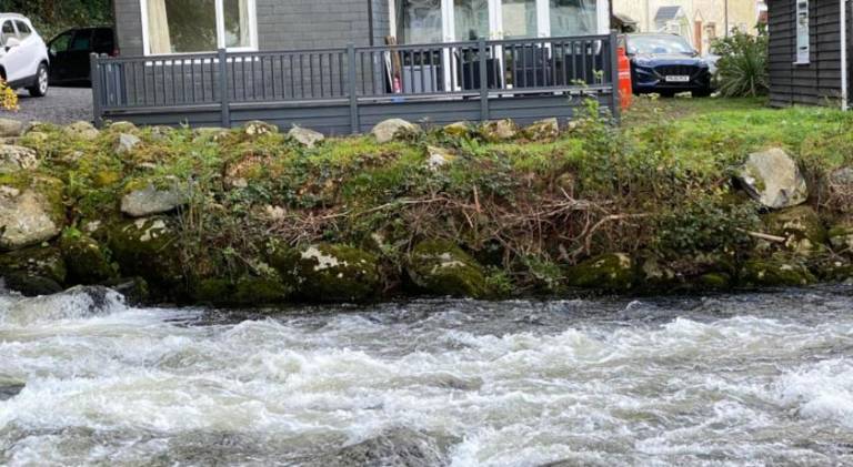 Stunning 3 Bed Riverside Cabin in Snowdonia in Caernarfon