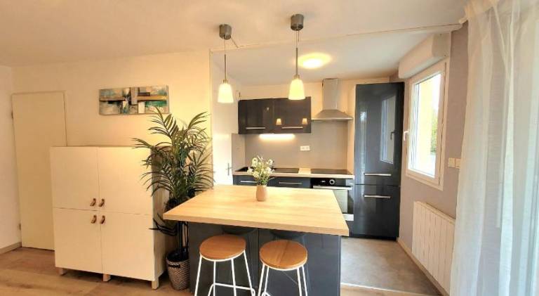 Apartment with private pool, patio & garden in Beaune