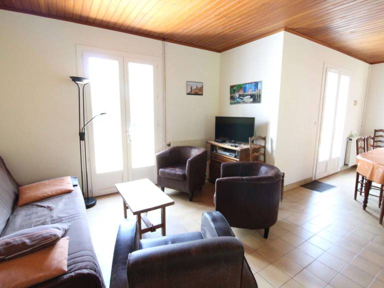 House with barbecue — photo 4