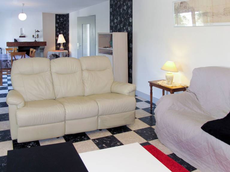 Fully equipped vacation home with yard, barbeque & terrace | Pet-friendly — photo 4