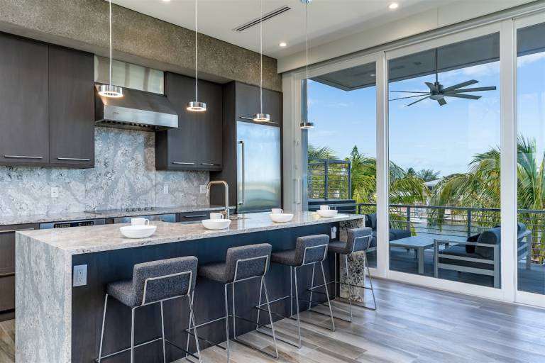 Off the Hook Luxury Waterfront Pool Home, Kayaks & Bikes! — photo 3