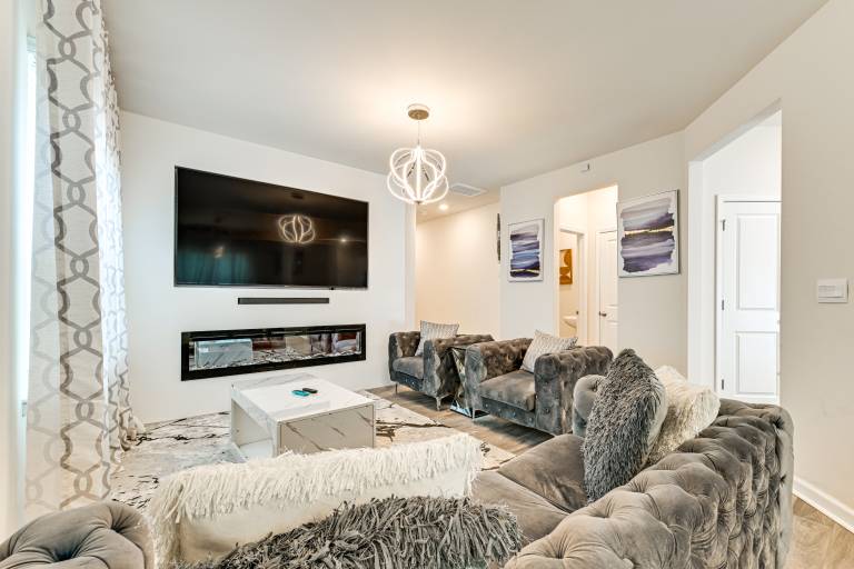 7 Mi to Uptown Pet Friendly 2 Story Townhome